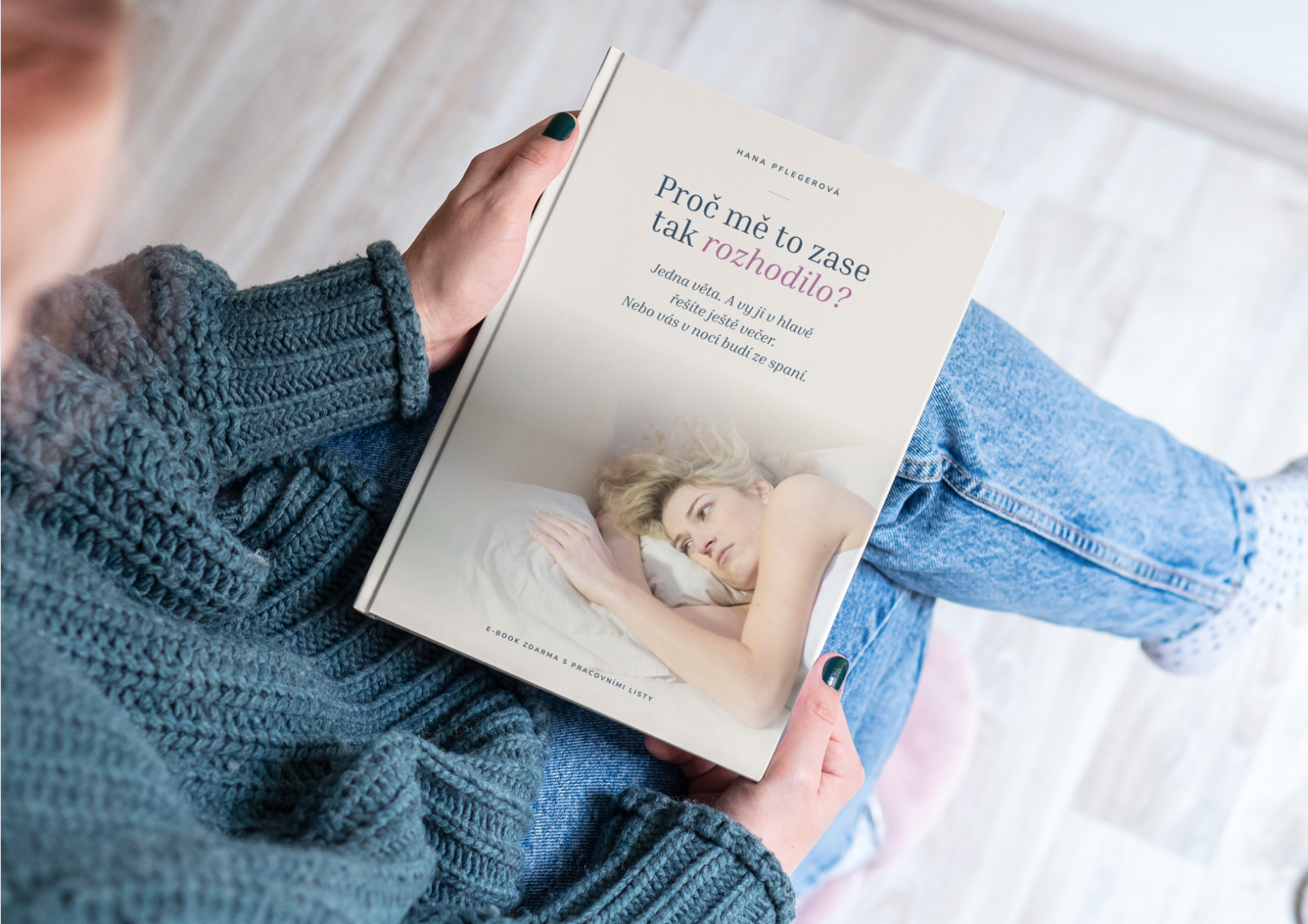 Žena čte e-book Proč mě to zase tak rozhodilo?
